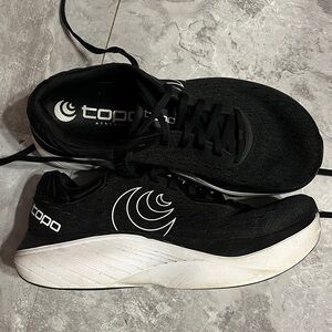 Topo Atmos women’s running shoes size 9